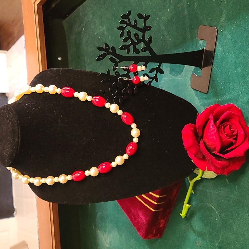 Faux pearls necklace set